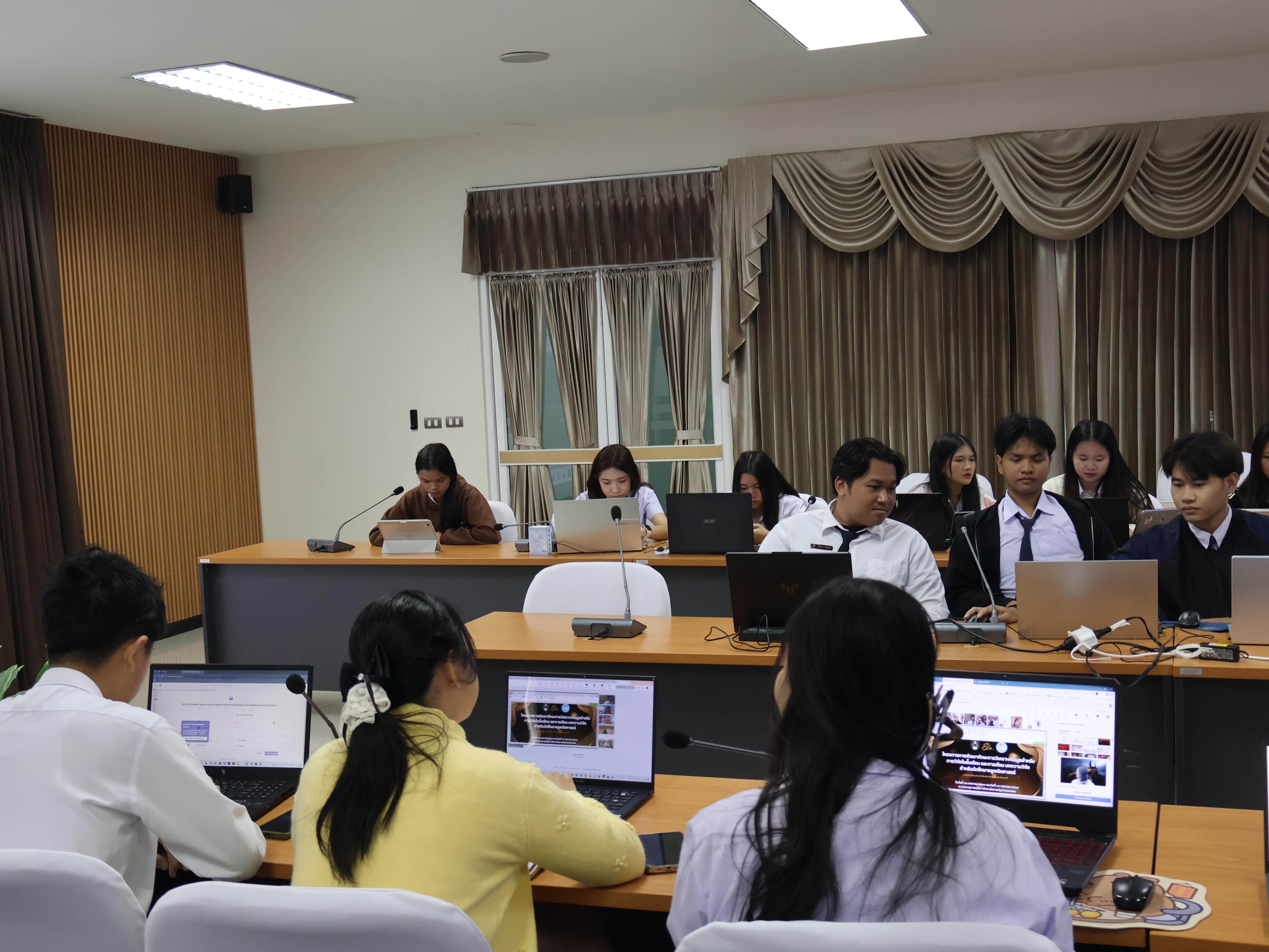 2. วันที่ 12 มกราคม 2569 และวันที่ 19 มกราคม 2569 โปรแกรมวิชาคณิตศาสตร์ได้เข้าร่วมโครงการ การพัฒนาทักษะการวิเคราะห์ข้อมูลสำหรับการวิจัยในชั้นเรียน และการเขียนบทความวิจัยสำหรับนักศึกษาครูคณิตศาสตร์ โดยมี รศ.ดร. ยุภาดี ปณะราช เป็นวิทยากรบรรยายในรูปแบบออนไลน์